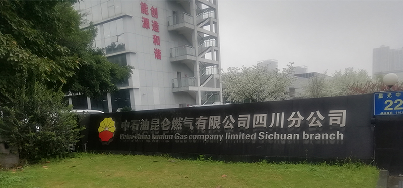 中石油燃?xì)馀嘤?xùn)基地安裝升降屏風(fēng)電腦桌，翻轉(zhuǎn)電腦桌